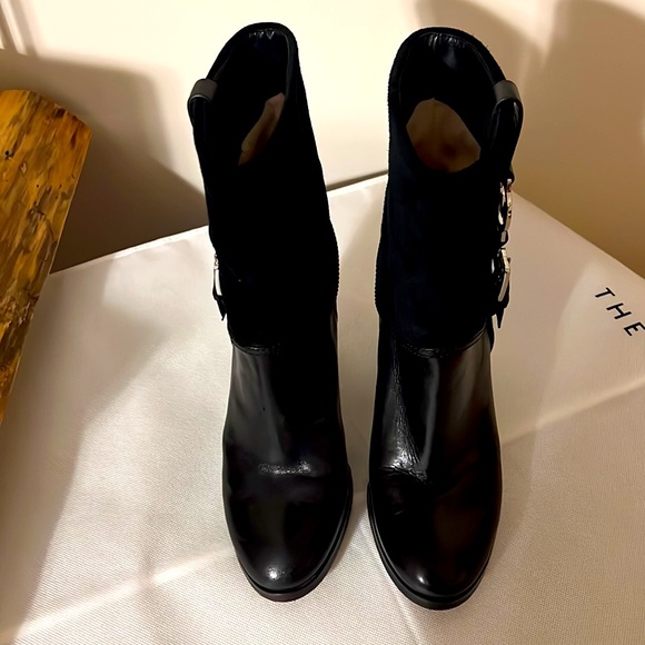 MICHAEL KORS. BLACK BOOTIES. Size 8 and half - Picture 2 of 11